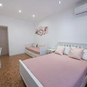 Casa Rosa Beige E Blu , Roma Italia
